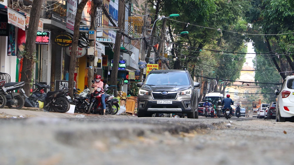 “Hôm nay đào chỗ này một chút, ngày mai đào chỗ kia một chút rồi hôm sau quay lại chỗ này đào tiếp, làm bụi bay mù mịt rồi lại tưới nước gây bẩn. Thi công mấy tháng rồi đó, tiến độ hình như quá chậm. Tết lại đến nơi rồi, chẳng biết có trả lại mặt bằng kịp hay không” - bà LTMT, một người dân ở quận Ninh Kiều, nói.