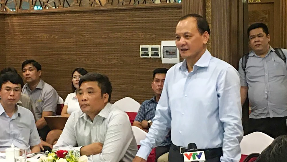 Tháng 9-2020, lãnh đạo Bộ GTVT cùng với UBND các tỉnh Cà Mau, Bạc Liêu, Sóc Trăng, Hậu Giang và TP Cần Thơ nghe các đơn vị tư vấn, nhà đầu tư báo cáo về phương án chọn hướng tuyến cao tốc Cần Thơ – Cà Mau. Tại cuộc họp, các tỉnh Cà Mau, Bạc Liêu và Sóc Trăng chọn phương án 2; Hậu Giang chọn phương án 3 vì muốn giữ lại tuyến Quản Lộ - Phụng Hiệp; TP Cần Thơ chọn phương án 3 vì có tổng chiều dài ngắn nhất, nhưng nếu có đầu tư theo phương thức PPP thì chọn phương án 2.