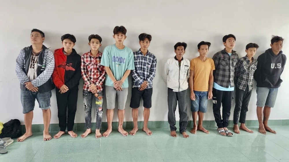 Các đối tượng tại cơ quan điều tra. Ảnh VĂN VŨ