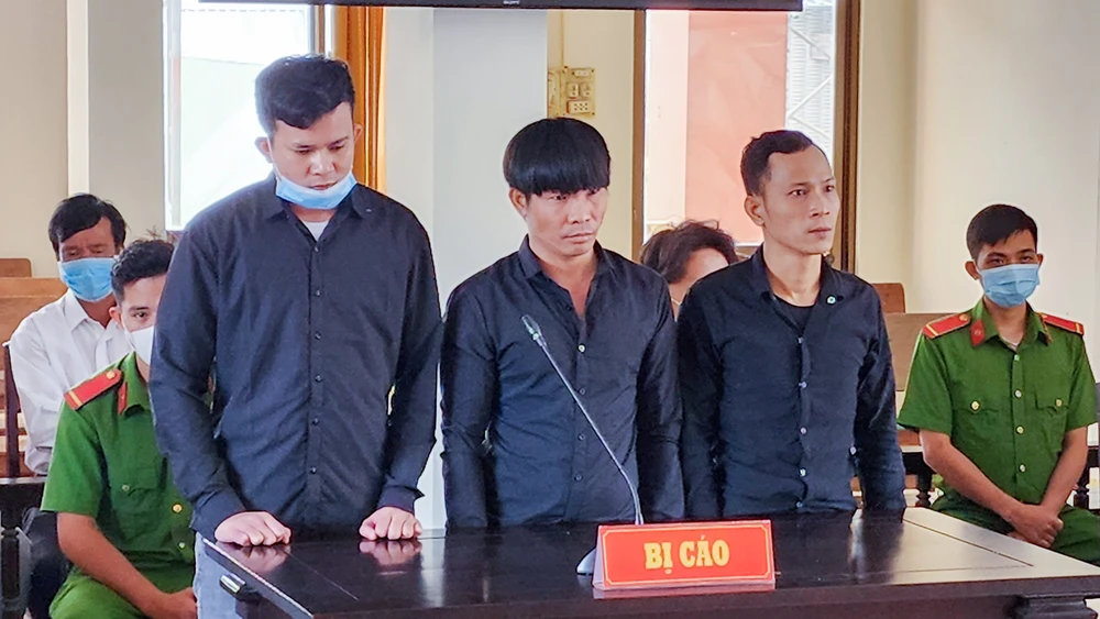 Từ trái qua: các bị cáo Trần Văn Nhân, Lê Hoàng Phúc và Lê Văn Vàng tại tòa. Ảnh: VĂN VŨ