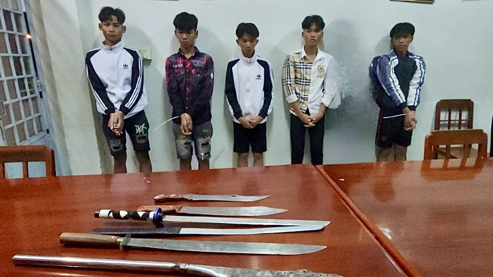 Nhóm thanh thiếu niên tại Cơ quan Công an. Ảnh VĂN VŨ