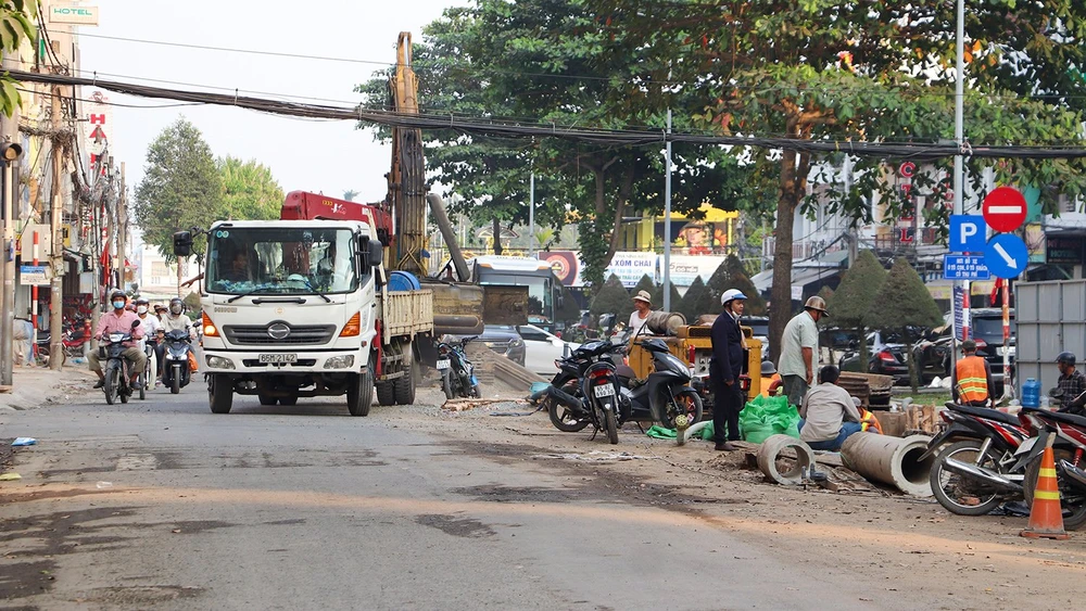 Nhiều người bày tỏ băn khoăn không biết đơn vị thi công có hoàn trả mặt bằng để người dân lưu thông trước Tết Nguyên đán hay không? (Ảnh chụp ngày 31-12-2022). Ảnh: CHÂU ANH