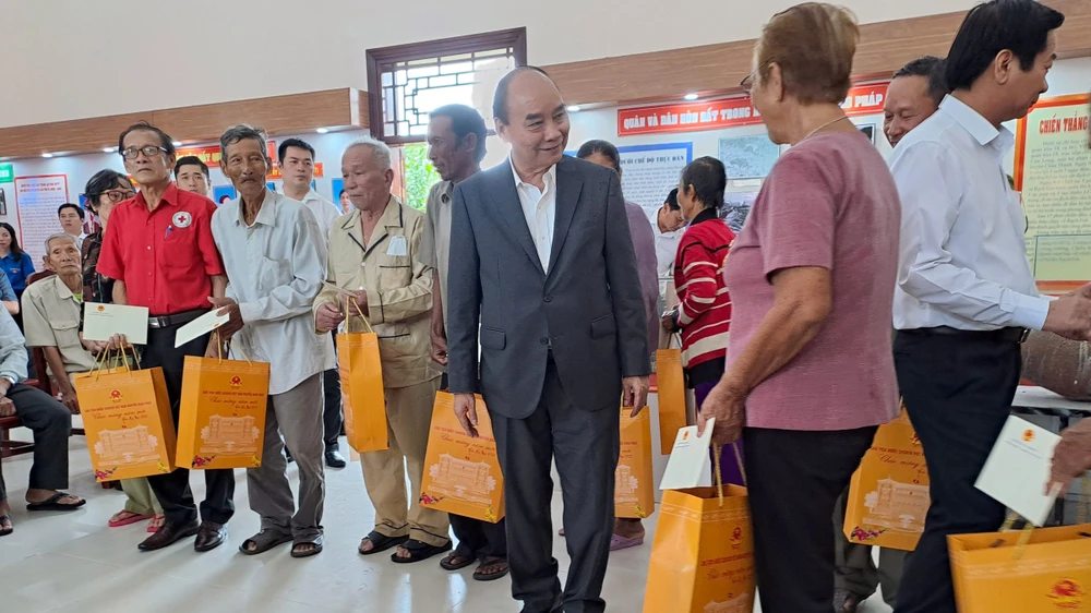 Chủ tịch nước đã ân cần thăm hỏi và đến tận gian hàng tặng quà, động viên chúc tết những người có hoàn cảnh khó khăn, gia đình chính sách ở địa phương. Ảnh: TUẤN THY