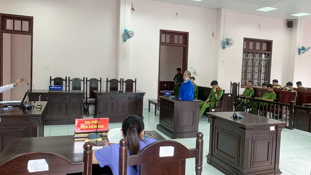 Chỉ vì ghen tuông mù quáng, bị cáo đã câu điện nhằm sát hại tình địch . Ảnh: BẢO BẢO