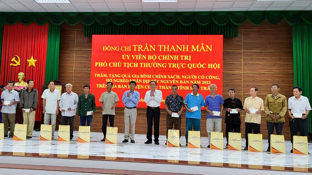 Ông Trần Thanh Mẫn, Phó Chủ tịch Thường trực Quốc hội thăm và tặng quà cho các gia đình chính sách, người có công, hộ nghèo dịp Tết Nguyên đán Quý Mão. Ảnh: VC