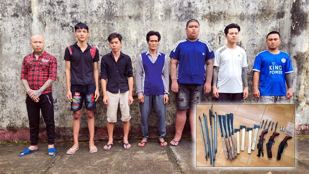 Bảy đối tượng quậy trường gà ở TP Phú Quốc vừa bị khởi tố, bắt tạm giam (ảnh lớn) và các hung khí trong vụ án (ảnh nhỏ). Ảnh: VĂN VŨ