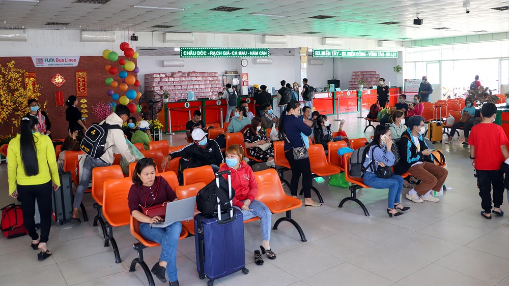 Khác với cảnh vắng vẻ tại quầy vé của Bến xe khách trung tâm TP Cần Thơ, tại nhà chờ của một hãng xe khách lớn, khá đông người đang chờ để về quê.