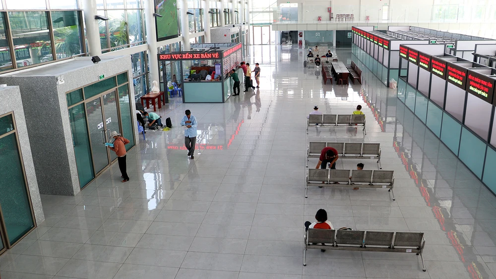 Trong khu vực bán vé tại nhà điều hành bến xe khách trung tâm TP Cần Thơ lượng hành khách rất vắng.