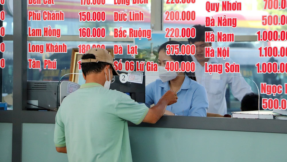 Lác đác người dân mua vé về quê, không có cảnh chen chúc xếp hàng như những năm trước.