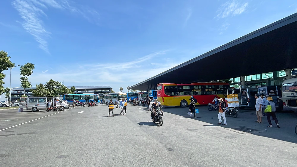 Bà Nguyễn Thị Thanh (Trà Vinh), bày tỏ: "Tôi đi từ TP.HCM về Cần Thơ thăm bà con, hôm nay về Trà Vinh nên phải đón xe khách, các con của tôi thì về quê bằng xe máy để chủ động thời gian hơn".