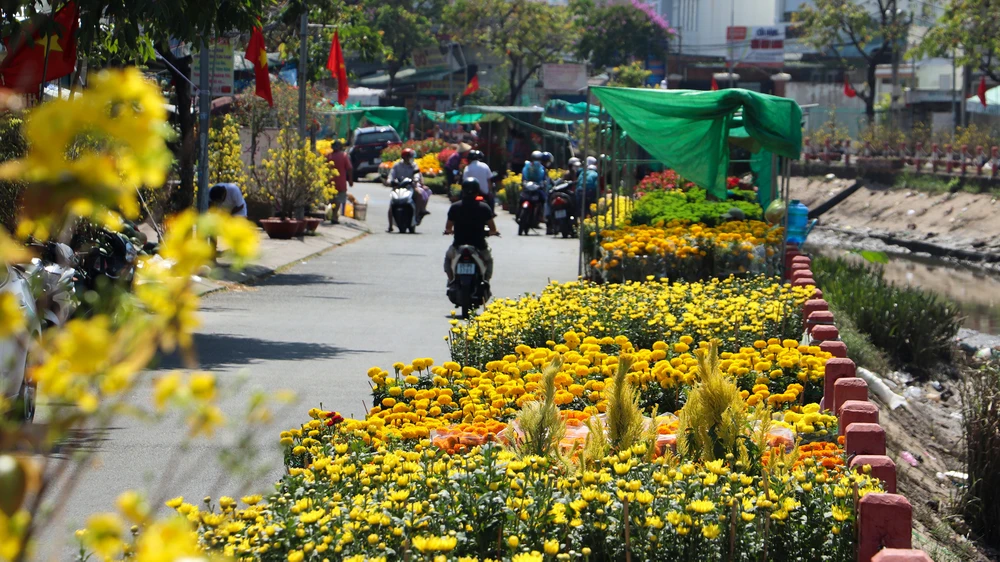 “Tôi bán hơn 10 ngày ở đây, nhưng mấy ngày trước đa phần người ta đi xem, hỏi giá, hay ghé chụp hình thôi. Khoảng mấy ngày gần đây thì bán được nhưng chậm lắm” - chị Yến, kinh doanh hoa tại khu vực Hồ Xáng Thổi bày tỏ.