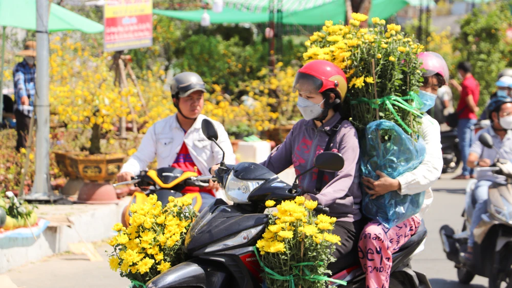 Trưa 30 tháng Chạp, không khí tại các chợ hoa ở quận Ninh Kiều (TP Cần Thơ) vẫn tấp nập.