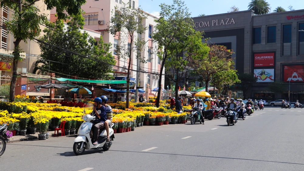 Trưa 21-1 (nhằm 30 tháng Chạp), dạo quanh một số địa điểm kinh doanh hoa ở quận Ninh Kiều (TP Cần Thơ), hoa vẫn đầy ắp, người mua đông đúc. Thế nhưng, theo ghi nhận tại chợ hoa trên đường Trần Văn Hoài, bến Ninh Kiều, Hồ Xáng Thổi... hầu hết bà con kinh doanh đều than ế ẩm.