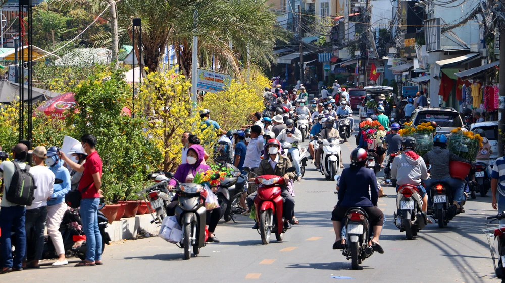 Theo bà con kinh doanh hoa Tết, trưa 30 tháng Chạp là phải giao trả mặt bằng, thế nhưng lượng hoa còn khá nhiều, nhiều người đang lo lắng không biết phải làm thế nào vì chở về thì tốn thêm chi phí, còn bỏ lại thì cũng không được.