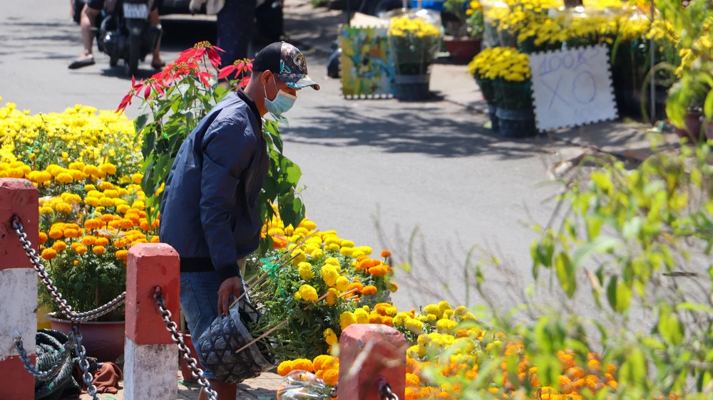 Theo ghi nhận của PV PLO, dù đã quá trưa, nhưng tại các chợ hoa vẫn đông đúc người mua. Một số người kinh doanh hoa chia sẻ họ ráng neo thêm vài tiếng nữa, nếu vẫn bán không được đành chở về rồi tính sau.