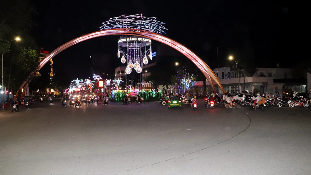 Không chỉ người dân TP Cần Thơ mà còn nhiều người ở các tỉnh lân cận như, Hậu Giang, Vĩnh Long... cũng đến Cần Thơ đón giao thừa nên lượng phương tiện lưu thông tăng đột biến. Tuy nhiên, lực lượng chức năng TP làm tốt công tác phân luồng nên không xảy ra ùn tắc.