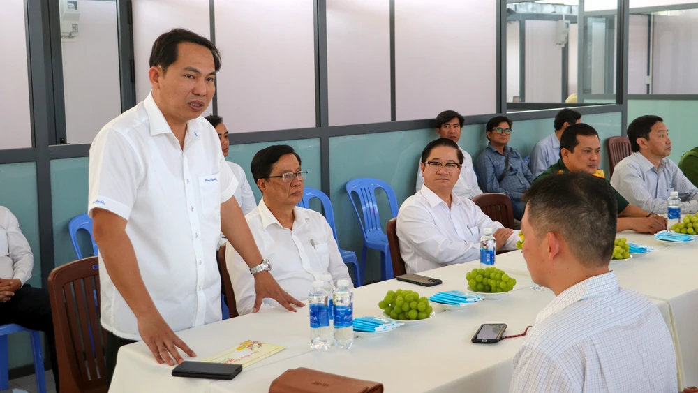 Ông Lê Quang Mạnh, Bí thư Thành ủy Cần Thơ nhận xét năm qua cơ sở vật chất hạ tầng của bến xe trung tâm có nhiều tiến bộ. Ảnh: CHÂU ANH Ông Lê Quang Mạnh, Bí thư Thành ủy Cần Thơ nhận xét năm qua cơ sở vật chất hạ tầng của bến xe trung tâm có nhiều tiến bộ. Ảnh: CHÂU ANH