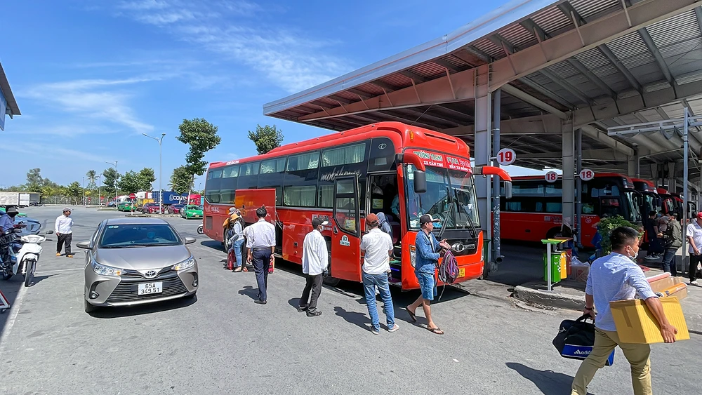 Thống kê từ 29 tháng Chạp đến mùng 5 Tết, có hơn 2.100 chuyến xe khách tuyến cố định đi, đến các bến xe trên địa bàn TP với tổng số hành khách hơn 41.500 người. Ảnh: CHÂU ANH