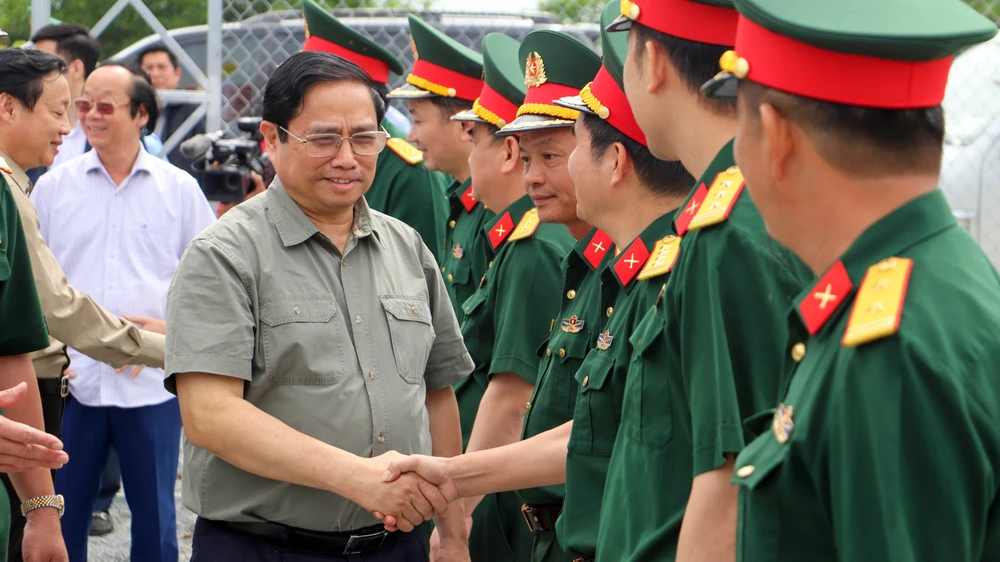 Thủ tướng Chính phủ Phạm Minh Chính thăm và làm việc với Tổng Công ty Xây dựng Trường Sơn, một trong các nhà thầu của dự án thành phần đoạn Cần Thơ - Hậu Giang. Ảnh: CHÂU ANH