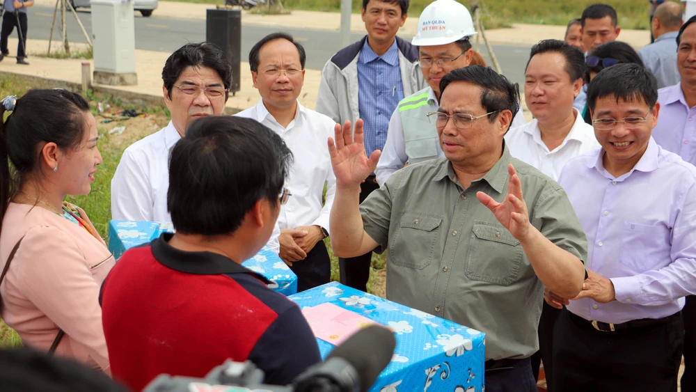 Thủ tướng đã đến thăm, tặng quà chúc mừng năm mới cho các hộ dân bị ảnh hưởng bởi dự án cao tốc Cần Thơ - Cà Mau. Ảnh: CHÂU ANH