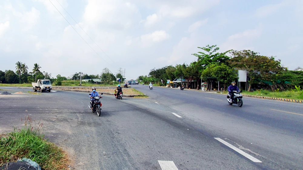 Quốc lộ 91B đoạn từ cầu Bà Bộ đến giao với Quốc lộ 91 sẽ được đầu tư lắp hệ thống chiếu sáng để đảm bảo giao thông vào ban đêm. Ảnh: CHÂU ANH