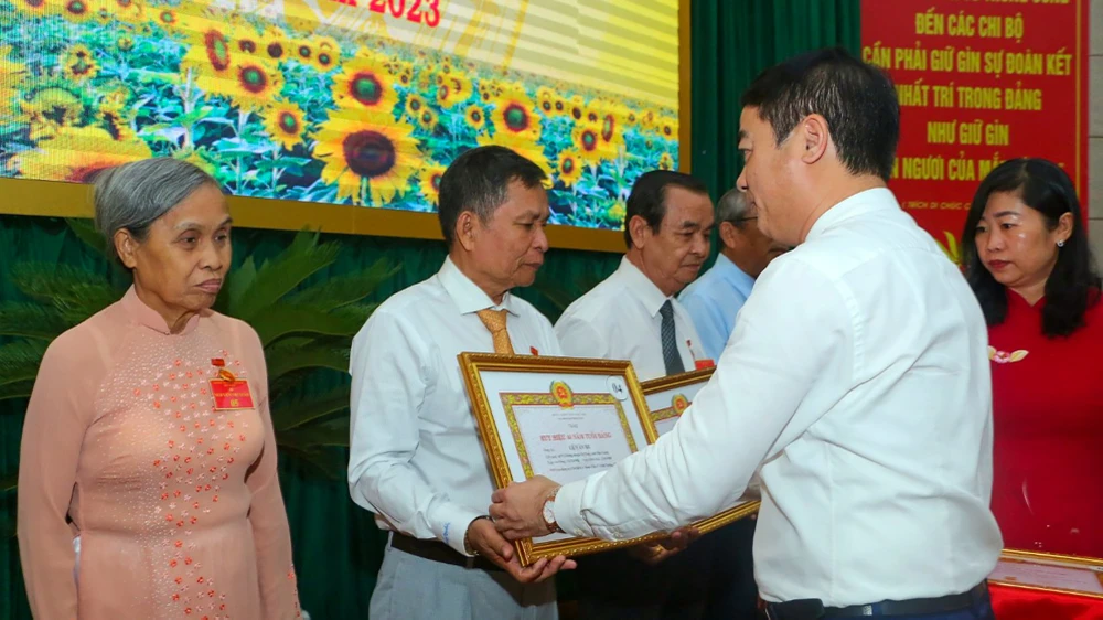 Ông Nghiêm Xuân Thành, Bí thư Tỉnh ủy Hậu Giang trao Huy hiệu cho các Đảng viên 30-60 năm tuổi Đảng. Ảnh: DUY KHƯƠNG Ông Nghiêm Xuân Thành, Bí thư Tỉnh ủy Hậu Giang trao Huy hiệu cho các Đảng viên 30-60 năm tuổi Đảng. Ảnh: DUY KHƯƠNG