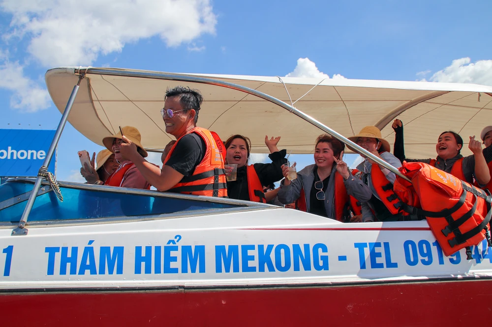 Người dân địa phương và du khách hào hứng tham gia lễ hội tống tà ma ở Cần Thơ. Người dân địa phương và du khách hào hứng tham gia lễ hội tống tà ma ở Cần Thơ.