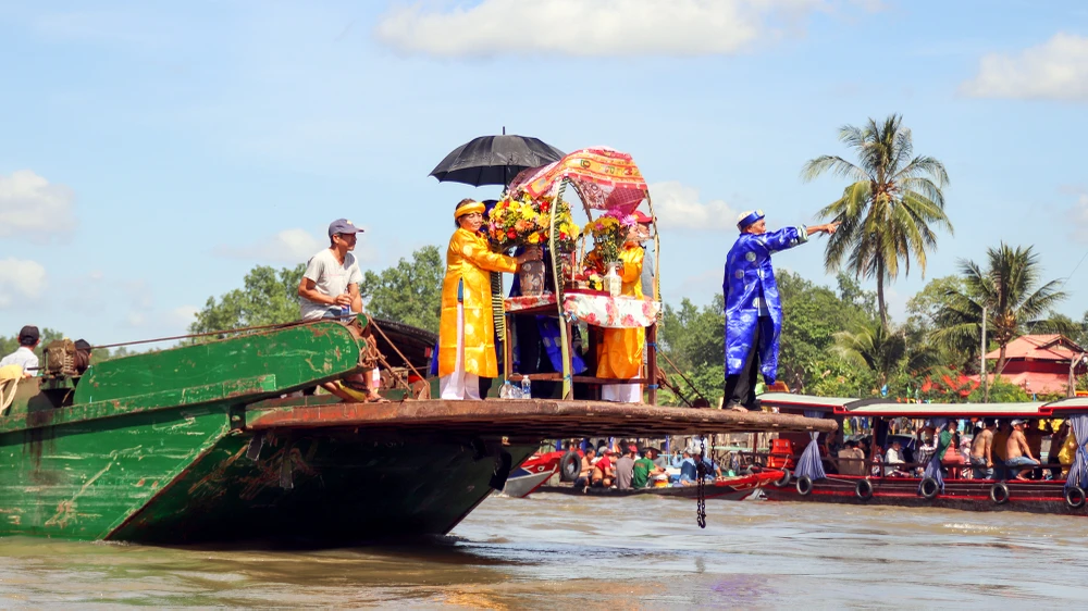 Sau khi diễu hành, đoàn di chuyển hướng về sông Hậu để hạ thủy "tàu tống ôn". Sau khi diễu hành, đoàn di chuyển hướng về sông Hậu để hạ thủy "tàu tống ôn".