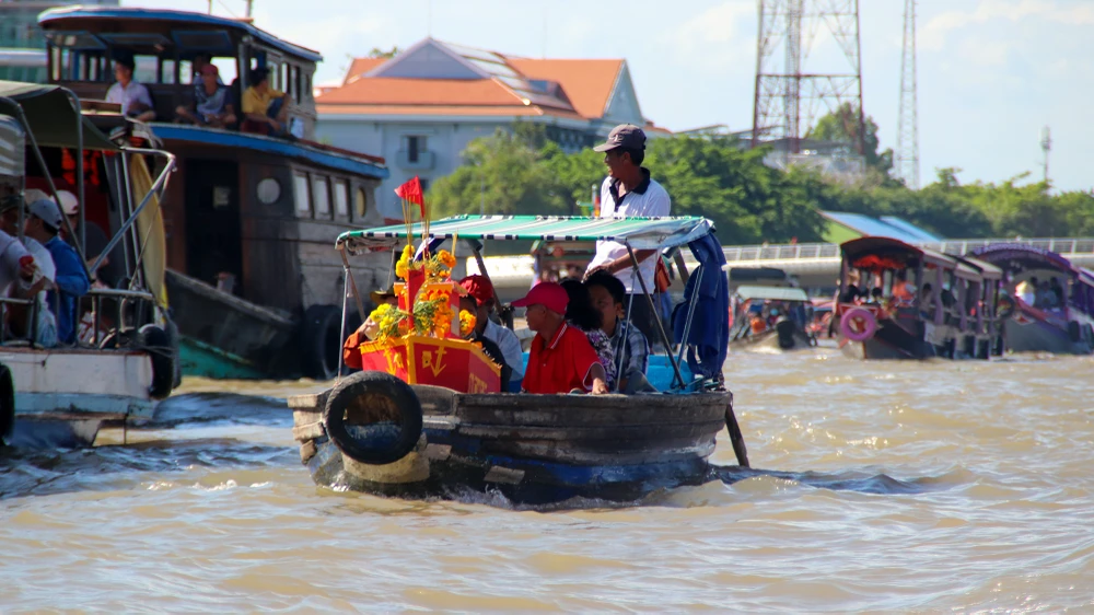Một số người cũng làm mô hình tàu tống ôn nhỏ hơn và cùng tham gia diễu hành. Một số người cũng làm mô hình tàu tống ôn nhỏ hơn và cùng tham gia diễu hành.