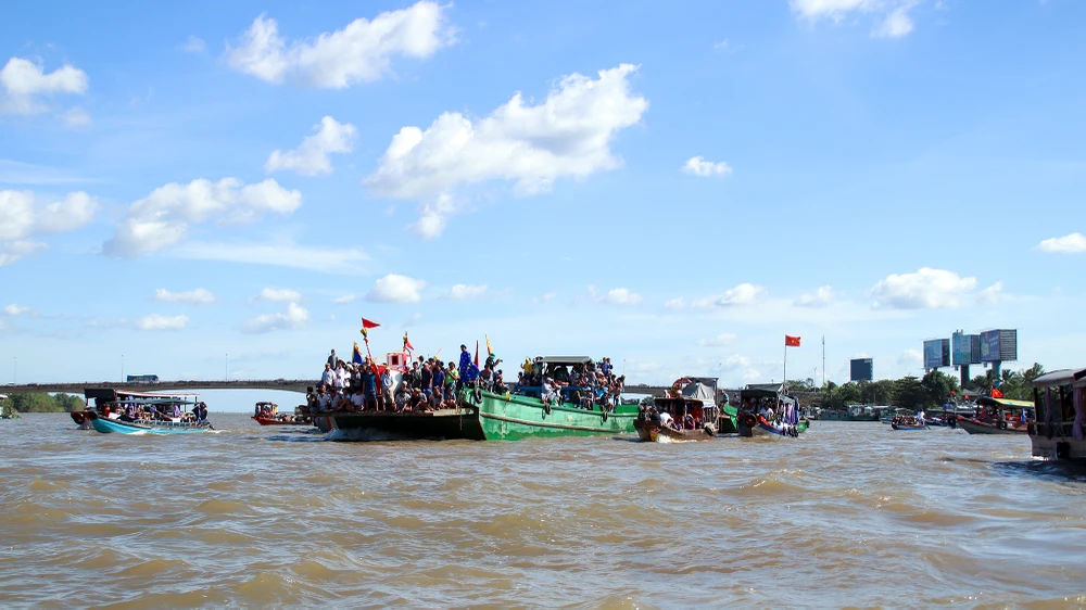 Khi đưa "tàu tống ôn" lên tàu lớn, Ban tổ chức bắt đầu diễu hành quanh sông Hậu, theo sau là hàng trăm ghe tàu của người dân địa phương và du khách. Khi đưa "tàu tống ôn" lên tàu lớn, Ban tổ chức bắt đầu diễu hành quanh sông Hậu, theo sau là hàng trăm ghe tàu của người dân địa phương và du khách.