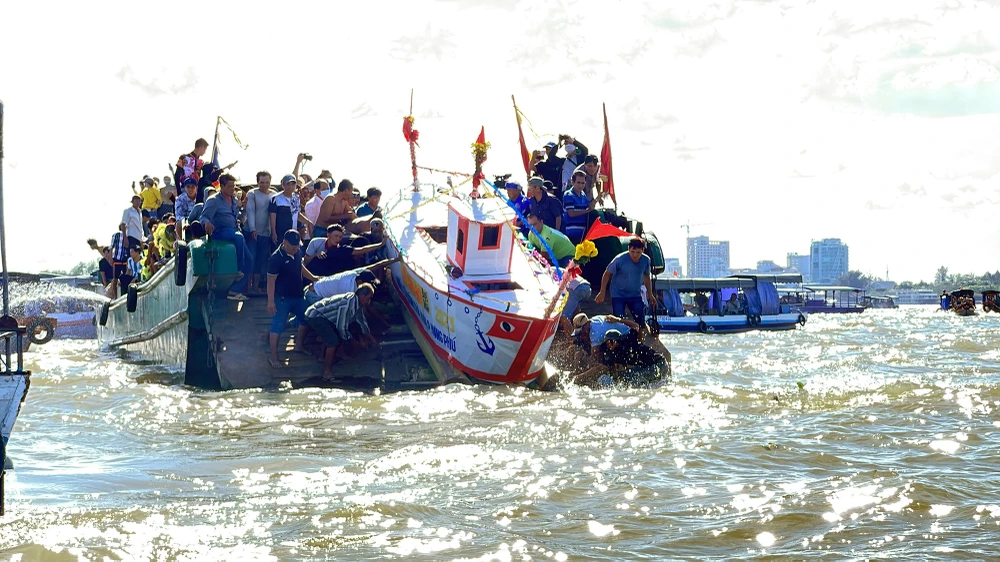 Lễ tống tà ma ở Miếu Bà là sự kiện thường niên được nhiều người dân trong vùng và cả du khách hào hứng tham gia. Ảnh: CHÂU ANH Lễ tống tà ma ở Miếu Bà là sự kiện thường niên được nhiều người dân trong vùng và cả du khách hào hứng tham gia. Ảnh: CHÂU ANH