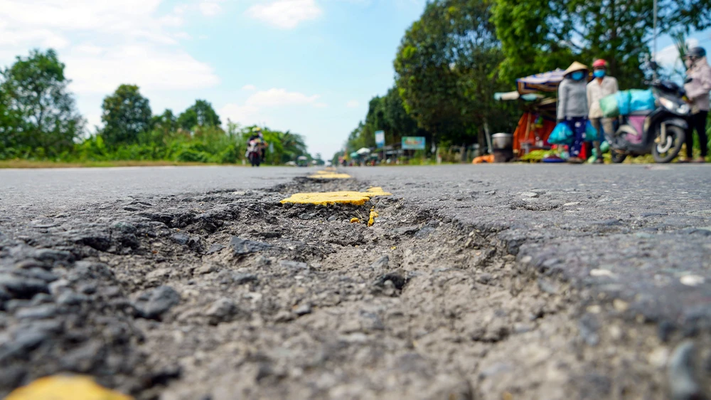 Theo UBND TP Cần Thơ, Quốc lộ 61C có mật độ phương tiện lưu thông tăng nhanh chóng, từ đó dẫn đến mặt đường hư hỏng nhanh. Ảnh: BT Theo UBND TP Cần Thơ, Quốc lộ 61C có mật độ phương tiện lưu thông tăng nhanh chóng, từ đó dẫn đến mặt đường hư hỏng nhanh. Ảnh: BT