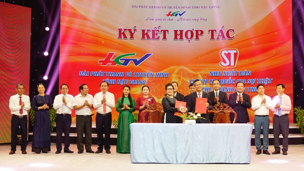 Lãnh đạo nhà xuất bản Chính trị quốc gia Sự thật Chi nhánh tại Cần Thơ ký kết hợp tác với lãnh đạo Đài Phát thanh và Truyền hình Hậu Giang. Ảnh THÁI HOÀNG