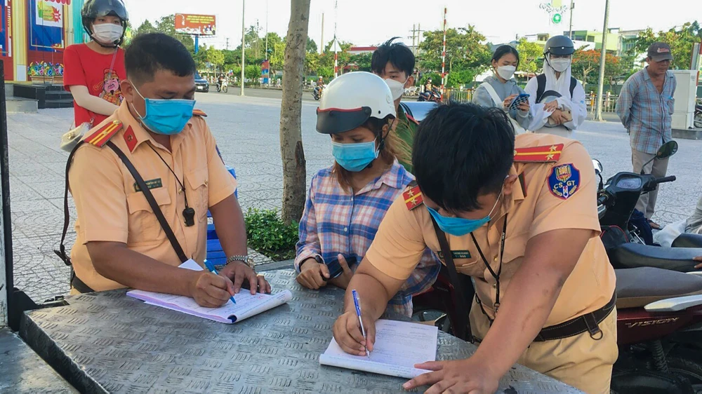 Công an thành phố Vị Thanh tăng cường tuần tra, xử lý vi phạm giao thông. Ảnh: CAHG