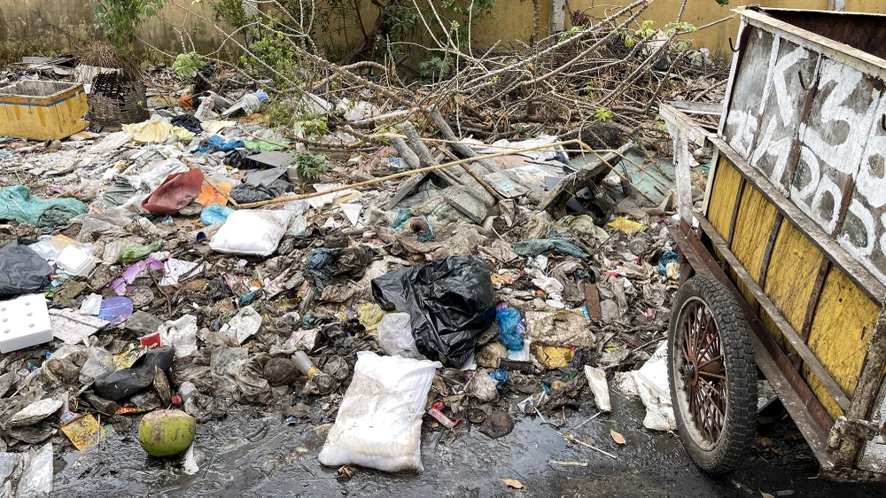 Đơn củ như điểm tập kết rác trên đường Nguyễn Văn Linh, đoạn gần cầu Hưng Lợi, đơn vị thu gom rác đã sử dụng một đoạn lòng đường để làm nơi gom rác. Qua thời gian, rác thải, nước dơ đã tạo nên một khu vực vô cùng ô nhiễm, mùi hôi thối nồng nặc.