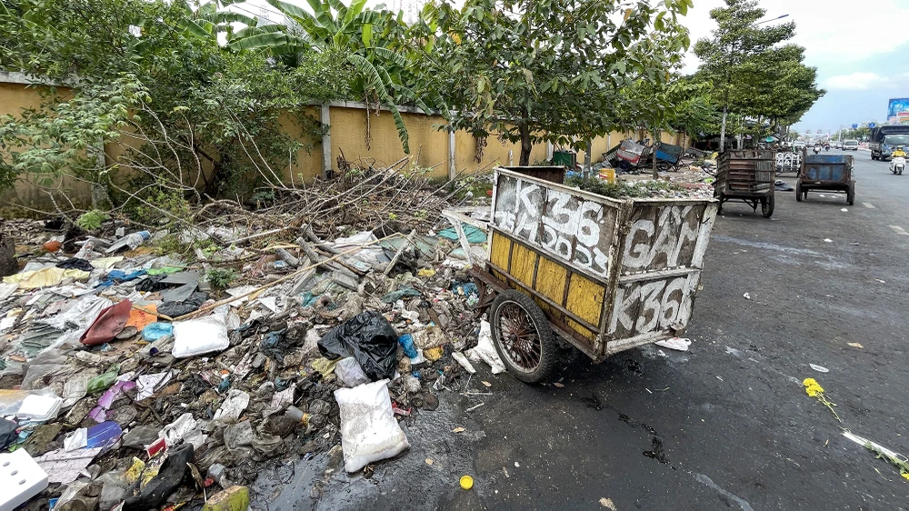 Một người dân sinh sống gần khu vực tập kết rác chia sẻ: “Những ngày nắng nóng và ngay lúc xe rác về nhiều, tình trạng hôi thối càng kinh khủng hơn. Còn những lúc có mưa, nước dơ chảy đi kéo dài cả khu vực, mùi rất khó chịu”.