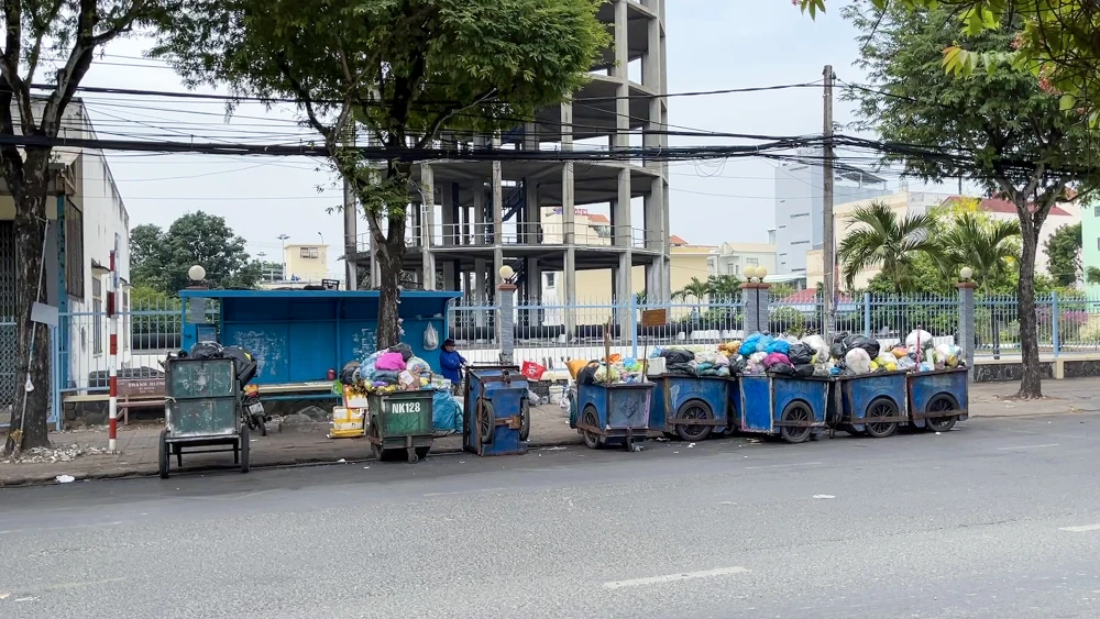 Để rộng đường dư luận, PV liên hệ với ông Huỳnh Trung Trứ, Chủ tịch UBND quận Ninh Kiều để tìm hiểu về các điểm tập kết rác nói trên thì vị này yêu cầu liên hệ ông Mã Khánh Hậu, Phó Chủ tịch UBND quận. Đến chiều cùng ngày, ông Hậu vẫn chưa phản hồi. (Trong ảnh: Bãi tập kết rác phía trước Công ty cấp thoát nước Cần Thơ chiếm trọn nhà chờ và khu vực đậu đỗ xe buýt).