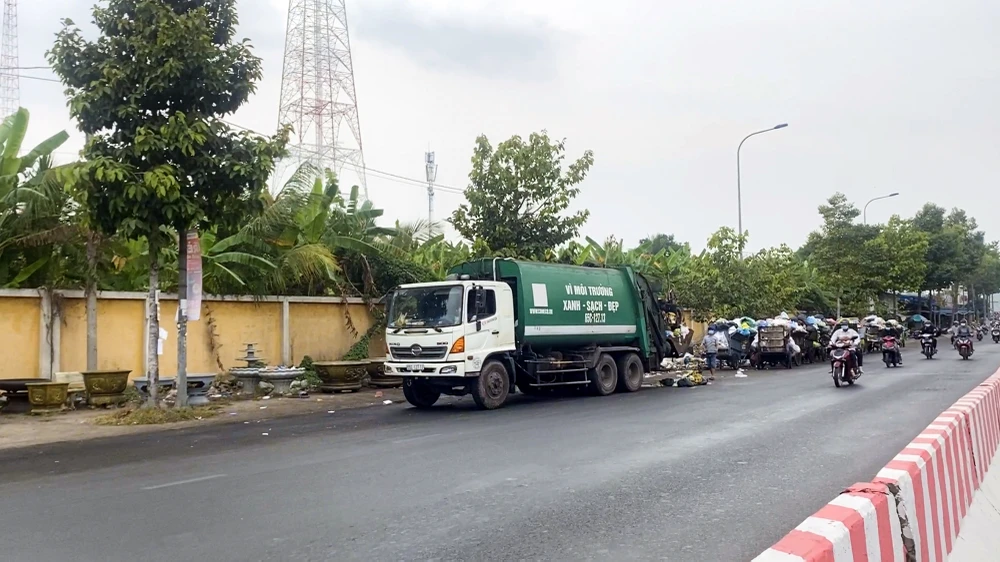Cũng tại điểm tập kết rác này, dù cơ quan chức năng đã có biển cấm dừng đỗ ở đầu đường, tuy nhiên, xe chở rác vẫn mặc nhiên đậu đổ để gom rác như không hề có biển cấm.