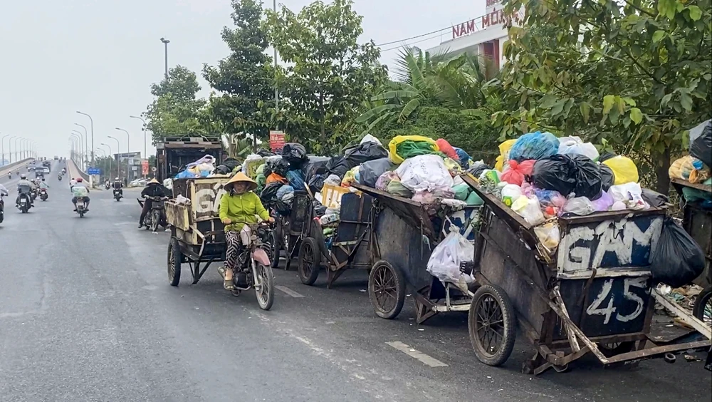 Ngoài ra, người điều khiển phương tiện gom rác trong quá trình làm việc có người đã điều khiển phương tiện chạy ngược chiều tiềm ẩn nguy cơ tai nạn giao thông rất cao.