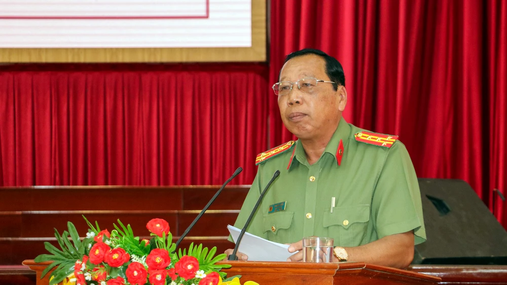 Đại tá Nguyễn Văn Giá, Phó Giám đốc Công an tỉnh Hậu Giang báo cáo tại Hội nghị tổng kết. Ảnh: CHÂU ANH Đại tá Nguyễn Văn Giá, Phó Giám đốc Công an tỉnh Hậu Giang báo cáo tại Hội nghị tổng kết. Ảnh: CHÂU ANH