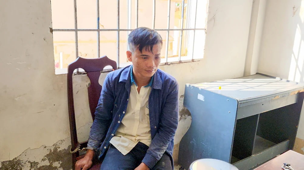 Bị can Trần Minh Quang tại Công an phường An Bình, TP Rạch Giá, Kiên Giang. Ảnh: VĂN VŨ