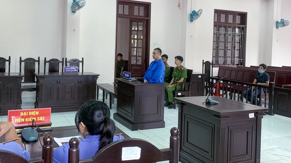 Dùng búa chém cha ruột, bị cáo Cao Văn Xinh bị tuyên phạt 20 tù tội giết người. Ảnh: BẢO BẢO