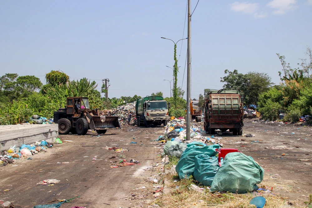 Theo người dân, họ được nhận tái định cư ở khu vực này, tuy nhiên, tình trạng bãi tập kết rác ngay cạnh làm cuộc sống của bà con gần như bị xáo trộn. Ông Nguyễn Quốc Cường (ngụ khu dân cư Thới Nhựt 2), kể bãi tập kết rác này trước đây là địa điểm để trung chuyển rác, rồi không biết từ bao giờ, đơn vị thu gom rác đã biến nơi đây thành bãi tập kết rác lộ thiên.