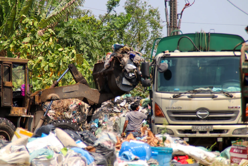 Nhiều năm nay, người dân sinh sống trong khu dân cư Thới Nhựt 2 cùng chung một thắc mắc, đúng ra đây chỉ là bãi trung chuyển rác, không được đổ rác ra đường. Theo quy định, khi trung chuyển rác xong các phương tiện phải vệ sinh sạch sẽ, thế nhưng đơn vị thu gom rác lại mặc nhiên biến nơi này thành bãi tập kết rác, gây ô nhiễm ảnh hưởng cuộc sống người dân.