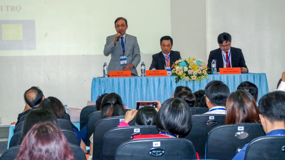 Ngoài các báo cáo tham luận, tại hai phiên thảo luận diễn ra trong Hội thảo các đại biểu đã trao đổi nhiều vấn đề liên quan đến công tác giảng dạy, đào tạo ngành luật. Ảnh: CHÂU ANH