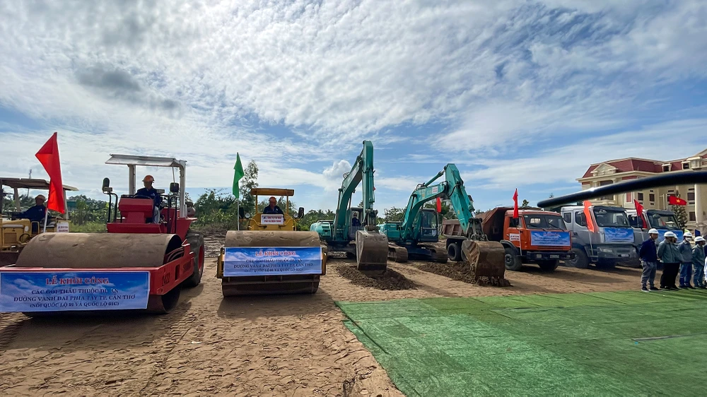 Dự án đường vành đai phía tây TP Cần Thơ có tổng mức đầu tư hơn 3.837 tỉ đồng, do Sở GTVT TP làm chủ đầu tư, khởi công ngày 17-11-2022. Ảnh: CHÂU ANH