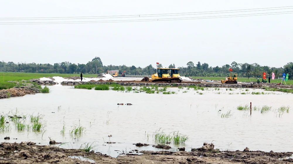 Bộ GTVT đang quyết liệt chỉ đạo Ban Quản lý dự án Mỹ Thuận (chủ đầu tư) và nhà thầu tập trung thi công ngay từ giai đoạn đầu của dự án. Ảnh: CHÂU ANH