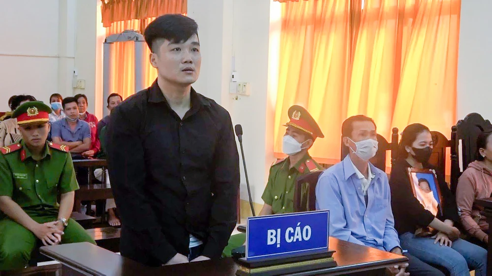 Bị cáo Nguyễn Hoàng Tính tuyên tử hình về tội giết người và sáu năm tù tội cố ý gây thương tích, tổng hợp hình phạt của bị cáo Tính là tử hình. Ảnh: VĂN VŨ Bị cáo Nguyễn Hoàng Tính tuyên tử hình về tội giết người và sáu năm tù tội cố ý gây thương tích, tổng hợp hình phạt của bị cáo Tính là tử hình. Ảnh: VĂN VŨ