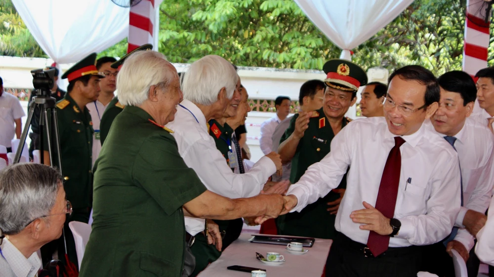 Ông Nguyễn Văn Nên (bên phải), Bí thư Thành ủy TP.HCM, dự lễ kỷ niệm 50 năm “Chiến thắng trở về” tại TP Phú Quốc, tỉnh Kiên Giang. Ảnh TUẤN THY