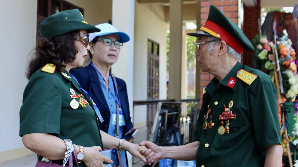 Các đại biểu không giấu được xúc động khi được gặp lại những đồng đội cũ. Ảnh TUẤN THY